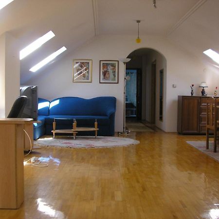 Suncano Potkrovje U Centru Apartment Skopje Luaran gambar