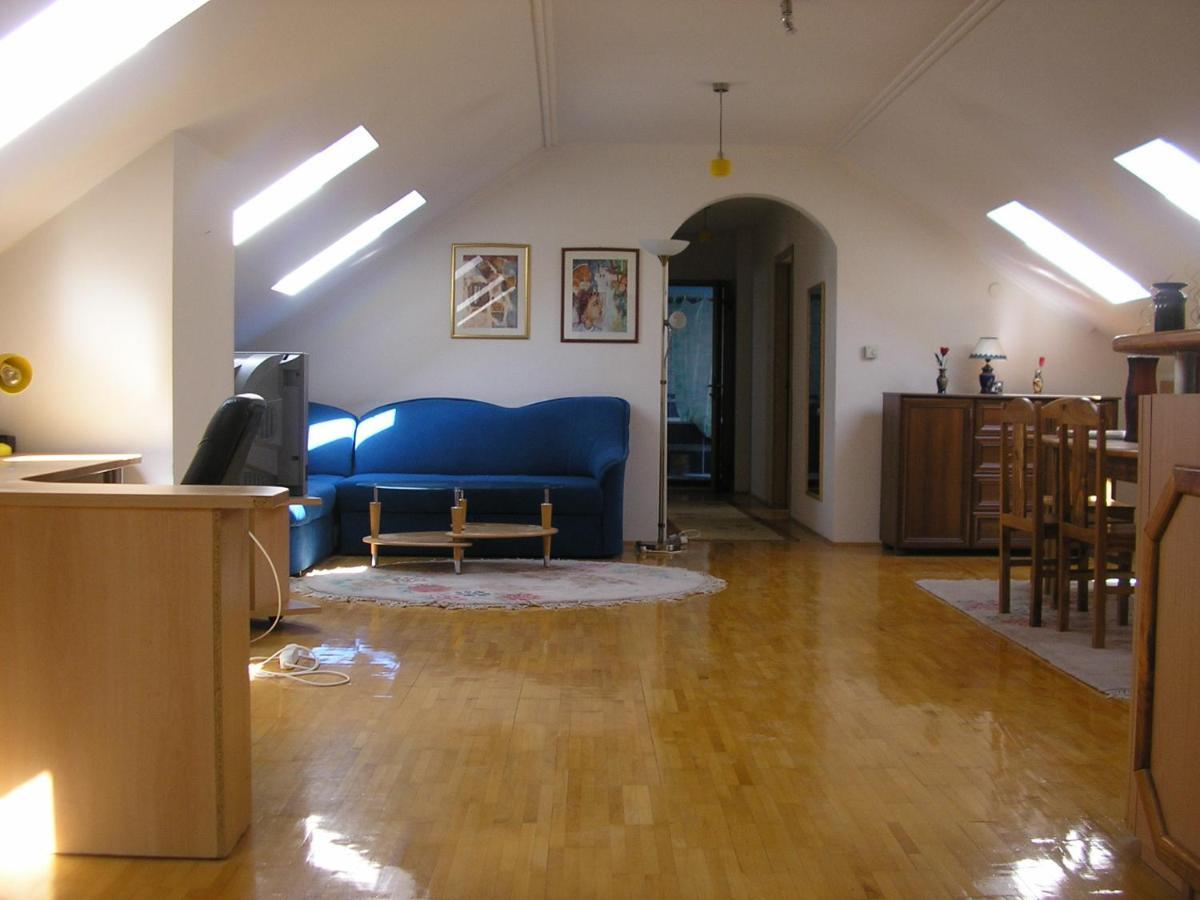 Suncano Potkrovje U Centru Apartment Skopje Luaran gambar