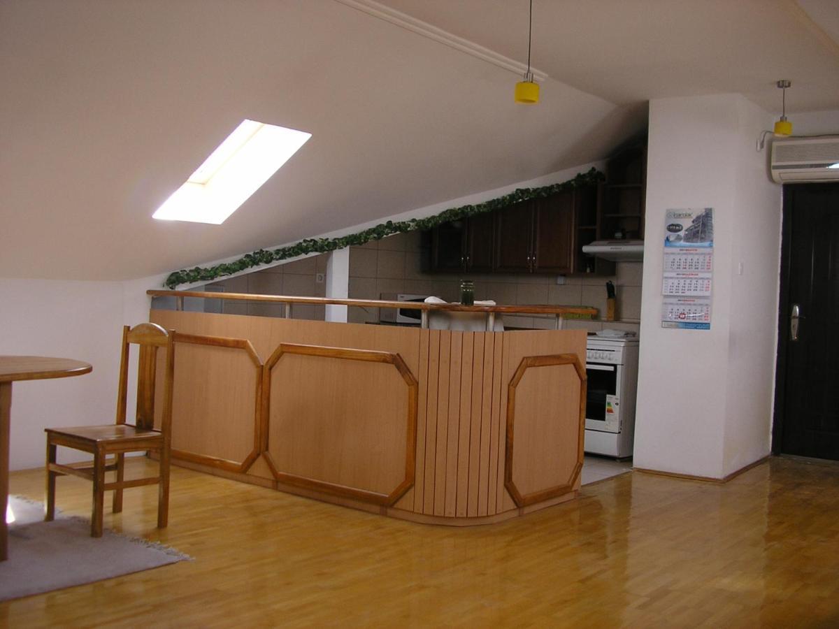 Suncano Potkrovje U Centru Apartment Skopje Luaran gambar